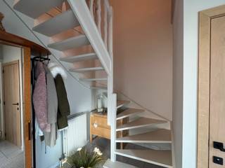 In een uiterst rustige en aangename woonwijk, op een boogscheut van het centrum van Waregem, vinden we deze perfect onderhouden alleenstaande woning terug op Drafstraat 14. Een ideale thuis voor wie comfort, privacy en energiezuinig wonen weet te appreciëren.<br /><br />Je betreedt de woning via de inkomhal, waar zich rechts een apart gastentoilet bevindt en de trap naar de eerste verdieping. Vanuit de hal kom je in de lichtrijke woonkamer, die naadloos overgaat in de eetkamer. Via een schuifraam heb je directe toegang tot het zonnige terras en de tuin, wat zorgt voor een mooie verbinding tussen binnen en buiten.<br />De volledig uitgeruste keuken is een echte blikvanger en beschikt over kwalitatieve SMEG-toestellen: keramische kookplaat, koelkast, oven en microgolfoven. Het marmeren werkblad zorgt voor een luxueuze uitstraling. Vanuit de keuken heb je bovendien rechtstreekse toegang tot de garage met elektrische poort.<br />Naast de woning bevindt zich een carport (2024) met een aparte deur die toegang geeft tot de tuin. Daarnaast is er ook nog een oprit met plaats voor een tweede wagen.<br />De tuin is volledig omheind met een nieuwe, privacyvolle afsluiting waar je niet kan doorheen kijken. Hier geniet je in alle rust van het terras met overkapping en het tuinhuis, beiden uitgevoerd in duurzaam padouk hout. Een vijver en een klinkerterras maken het plaatje compleet.<br /><br />De woning is bovendien uitgerust met tal van comfort- en energiebesparende voorzieningen:
<ul>
	<li>Dimbare verlichting</li>
	<li>Elektrische rolluiken</li>
	<li>Overal vliegenramen</li>
	<li>19 zonnepanelen (2020)</li>
	<li>Regenwaterput van 5.000 liter</li>
	<li>Gekeurde mazouttank</li>
	<li>EPC: C</li>
</ul>
Belangrijke vernieuwingen en extra’s:

<ul>
	<li>Bouwjaar: 1994</li>
	<li>Nieuwe keuken: 12/2008</li>
	<li>Badkamer vernieuwd: 06/2019</li>
	<li>Zonnepanelen: 09/2020</li>
	<li>Tuinhuis &amp; overkapping: 06/2021</li>
	<li>Ramen vernieuwd: 05/2022</li>
	<li>Carport: 03/2024</li>
	<li>2 toiletten</li>
	<li>3 slaapkamers waarvan 1 met ingebouwde dressing </li>
	<li>KI: €741</li>
</ul>
<strong>Verkoopprijs: €455.000<br />Beschikbaarheid: te bespreken </strong><br /><br />Deze woning is instapklaar, uitstekend onderhouden afgewerkt met zeer kwalitatieve materialen en combineert rust, ruimte, privacy en een centrale ligging.<br />Een unieke kans voor wie op zoek is naar een comfortabele gezinswoning in Waregem.<br /><br /><strong>Voordelen van wonen in Waregem</strong><br /><br />📍 Centrale ligging in Zuid-West-Vlaanderen<br />Waregem ligt strategisch tussen Kortrijk en Gent, met vlotte verbindingen via E17, N43 en het station van Waregem. Ideaal voor pendelaars.<br /><br />🚆 Uitstekende bereikbaarheid<br />Snelle treinverbindingen richting Gent, Kortrijk, Brussel en Antwerpen. Alles is vlot bereikbaar zonder grootstadsdrukte.<br /><br />🛍️ Levendig centrum met alle voorzieningen<br />Winkels, supermarkten, scholen, horeca, sportfaciliteiten en medische diensten bevinden zich op korte afstand.<br /><br />🌳 Groene en aangename woonomgeving<br />Waregem combineert een stadse dynamiek met veel groen: parken, wandel- en fietsroutes, ideaal voor ontspanning en actieve levensstijl.<br /><br />👨‍👩‍👧‍👦 Gezinsvriendelijke gemeente<br />Ruim aanbod aan crèches, lagere en secundaire scholen, jeugdverenigingen en sportclubs.<br /><br />🏃‍♂️ Sterk sport- en vrijetijdsaanbod<br />Bekend van Waregem Koerse, sportcentra, fitness, zwemcomplexen en recreatiezones.<br /><br />💼 Economisch sterke regio<br />Veel werkgelegenheid in de regio (industrie, KMO’s, diensten), wat zorgt voor stabiliteit en waardevast vastgoed.<br /><br />🏡 Aangename woonkwaliteit<br />Waregem staat bekend om zijn net onderhouden wijken, veiligheid en hoge levenskwaliteit.<br /><br />📈 Interessante investering<br />Vastgoed in Waregem blijft gegeerd en waardevast door de combinatie van ligging, voorzieningen en bereikbaarheid.<br /><br />Extra troef van de Drafstraat<br />➡️ Rustige woonstraat op korte afstand van het centrum: het beste van twee werelden — stil wonen met alles dichtbij.<br /><br /><br /><u><strong>📞 Interesse? Contacteer ons voor een bezoek en laat je verrassen!<br />056 61 11 11 - waregem@demeester.be</strong></u>