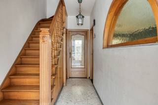 Leuke woning met enige opfrissingswerkenCetrale ligging nabij E19Scholen en supermarkt op wandelafstandWoning met veel potentieel...