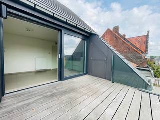 Instapklaar appartement in het hart van Geluwe!Gelegen op het 2de verdiep (lift aanwezig) en perfect onderhouden.Indeling:Geniet van een lichtrijke...