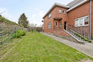 Bent u op zoek naar een woning op een absolute toplocatie, waar u uw eigen stempel op kunt drukken? Dan is deze charmante op te frissen woning in...