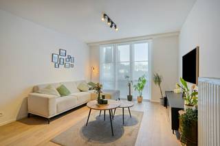 Instapklaar gelijkvloers appartement met tuin inclusief parking in Wilrijk<br /><br />Dit verzorgde gelijkvloers appartement is gelegen in Wilrijk en combineert een rustige ligging met een uitstekende bereikbaarheid. Op wandelafstand bevinden zich het Steytelinckpark en Park van Eden. Winkels, scholen, horeca en openbaar vervoer liggen in de directe omgeving. De bushalte bevindt zich op 30 meter en via de A12, E19 en de Antwerpse Ring bent u vlot onderweg.<br /><br />Indeling<br />De totale oppervlakte van 100 m² bevat:<br />Gemeenschappelijke inkomhal<br />Lichtrijke leefruimte<br />Open keuken met keukeneiland, combi-oven/microgolf, stoomoven en veel kastruimte<br />Aparte berging met aansluiting voor wasmachine en droogkast<br />2 slaapkamers, beide met toegang tot de tuin<br />Badkamer met inloopdouche<br />Apart gastentoilet<br />Private, droge kelder.<br /><br />Buitenruimte<br />De tuin is bereikbaar vanuit beide slaapkamers en beschikt over een zonnewering en een waterton.<br />Parking met automatische poort<br />1 private autostaanplaats<br />Gemeenschappelijke, overdekte fietsenstalling<br /><br />Comfort<br />Elektrische rolluiken aan alle ramen<br />Hoogrendementsbeglazing<br />Centrale verwarming op aardgas met condenserende ketel<br />Nieuwe boiler (2024)<br />Digitale gas- en elektriciteitsmeter<br /><br />Ligging<br />Op wandelafstand van Steytelinckpark en Park van Eden<br />Winkels en horeca in de buurt<br />Bushalte op 30 meter<br />Bist op 500 meter<br />Vlotte verbinding naar Antwerpen-centrum, A12, E19 en de Antwerpse Ring<br /><br />Praktische informatie<br />EPC: Label C – 216 kWh/m²/jaar<br />Gemeenschappelijke kosten: €50/maand<br /><br />De algemene voorwaarden van Dewaele DIY kunt u steeds raadplegen via dewaele.com.<br /><br />Bestuursmaatregelen in het maatregelenregister: in aanvraag