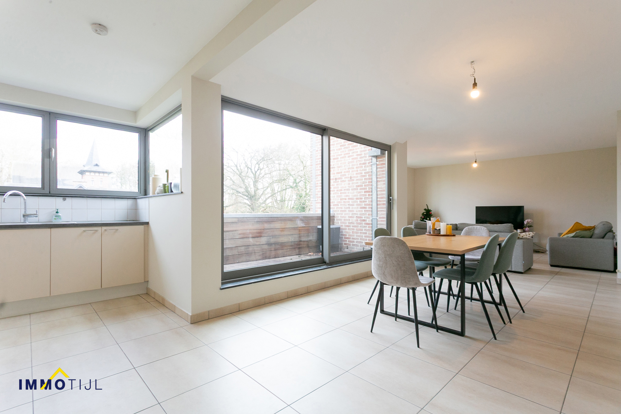 Ruim en lichtrijk appartement met terras en garagebox. - foto 4