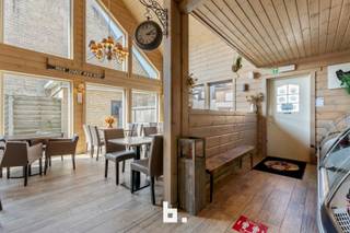 Dit veelzijdige commercieel pand in Pervijze (Diksmuide) biedt een uitstekende kans voor ondernemers die op zoek zijn naar een instapklare...