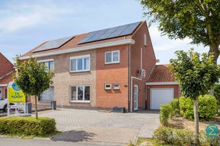 Gerenoveerde hoekwoning met drie slaapkamers, ingerichte zolder, garage en tuin, centraal gelegen op een perceel van 258m².Vanuit de inkomhal met...
