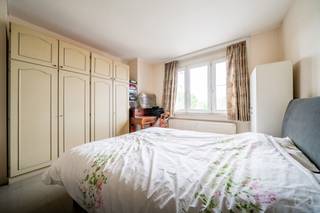 <p><span>Op de grens tussen Jette en Ganshoren, dichtbij alle voorzieningen (Spiegelplein, toegang tot de autosnelweg, winkels, openbaar vervoer, parken, enz.), biedt We Invest u dit charmante appartement met 2 slaapkamers en terras aan.</span></p>
<p><span>De mede-eigendom "Résidence Aurore" is goed beheerd en beveiligd. Het appartement van ±85 m² bevindt zich op de 5e verdieping en is als volgt ingedeeld: inkomhal, woon-/eetkamer, aparte keuken, badkamer, apart toilet, twee slaapkamers, waarvan één met een privéterras.</span></p>
<p><span>Een kelder vervolledigt dit pand. Het appartement verkeert in een goede algemene staat. Het pand is energiezuinig met een EPC-label E. Elektriciteit dient conform gemaakt te worden.</span></p>
<p><span>Verkoop onder het stelsel van registratierechten.</span></p>
<p><span>Voor meer informatie of om een bezoek te organiseren, contacteer ons op 02 315 77 22 of via e-mail op </span><span>maxime.l@weinvest.be</span><span>.</span></p>