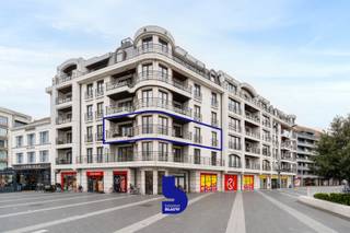 Ontdek dit uitzonderlijk ruime en lichtrijke 3-slaapkamerappartement, ideaal gelegen in een klassevolle residentie op het Stationsplein van Blankenberge. Dit recente appartement combineert comfort, ruimte en een uitstekende ligging met een energiezuinig karakter (EPC A).<br /><br />Een absolute troef zijn de twee zonovergoten terrassen, waar u op elk moment van de dag heerlijk kunt genieten van rust en buitenlucht. Bovendien geniet u van een open en aangenaam zicht op het Stationsplein. De indrukwekkende leefruimte baadt in het licht dankzij de grote raampartijen en biedt directe toegang tot de terrassen.<br /><br />De ingerichte keuken is voorzien van alle moderne comfort, een stijlvol granieten werkblad en tal van praktische opbergmogelijkheden. Aansluitend vindt u een handige berging met aansluiting voor een wasmachine.<br /><br />Het appartement beschikt over drie volwaardige slaapkamers met ingemaakte kasten. Eén van de slaapkamers heeft een eigen ensuite badkamer, wat extra privacy en comfort biedt. Daarnaast is er nog een tweede badkamer beschikbaar. Een apart gastentoilet is eveneens aanwezig.<br /><br />De onderhoudsvriendelijke tegelvloer loopt doorheen het volledige appartement en wordt aangevuld met individuele gasverwarming voor optimaal wooncomfort.<br /><br />Extra voorzieningen zijn onder meer een fietsenstalling en een privatieve kelder in het gebouw. Bovendien is er de mogelijkheid tot aankoop van twee staanplaatsen in de residentie.<br /><br />Kortom, een instapklaar en ruim appartement met recent bouwjaar en open zicht op een toplocatie, ideaal voor wie op zoek is naar comfort, licht en kwaliteit aan zee.