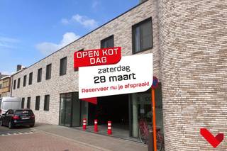 De kamer is louter voor individueel gebruik en is bemeubeld met een bed, matras, bureau, stoel, boekenrek en kleerkast. Verder beschikt de kamer over koud en warm water en een eigen toilet. Er is een internetaansluiting via netwerkkabel voorzien; de huurder dient zelf een modem en abonnement af te sluiten bij Telenet (circa ± €25,00/maand).<br /><br />In het gehuurde goed zijn de volgende (nuts)voorzieningen/diensten aanwezig, dewelke gedeeld moeten worden met de andere bewoners: ingerichte keuken, fietsenbergplaats, centrale verwarming en schoonmaak van de gemeenschappelijke delen.<br /><br />Huurprijs 619 € + 90 € provisie nutsvoorzieningen<br /><br />Een ideale kamer voor studenten die comfortabel en rustig willen wonen.<br />Enkel voor studenten.