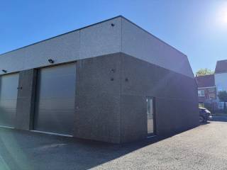 Goed gelegen bedrijfsunit met 5,5m vrije hoogte in half-open bebouwing met een oppervlakte van 94m² en 1 privatieve staanplaats achter het gebouw...