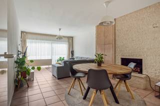 We treffen dit schitterend onderhouden appartement op de rustige Grote Dries, aan de rand van de Buizegem-wijk. Het dak en de terrassen van het...