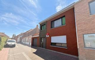 <strong>Ruime woning met 3 slaapkamers en garage te koop in Geluwe.</strong><br />Op zoek naar een gezellige woning die u nog volledig kan renoveren naar eigen smaak? Dan is dit een unieke kans.<br /><br /><strong>Indeling:</strong><br /><u>Gelijkvloers:</u> ruime inkomhal, apart toilet, leefruimte, keuken, berging, garage, tuin en tuinhuis<br /><u>1ste verdiep:</u> 3 slaapkamers en de badkamer<br /><u>Zolder:</u> extra slaapkamer mogelijk<br /><br /><strong>Troeven:</strong>
<ul><li>Rustige ligging</li><li>Veel potentieel</li><li>Mogelijkheid tot 4 slaapkamers</li><li>Ruime tuin</li><li>Garage</li></ul>
Renovatieplicht