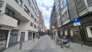 Volledig gerenoveerde luxe appartement met ‘state-of-art’ afwerking en veel lichtinval te Antwerpen-centrum in de levendige wijk tussen het ‘Stadspark’ en het ‘Centraal-Station’, met een moderne en aantrekkelijke voorgevel. betreft hier een appartement met aparte woonkamer die toegang heeft tot een aangenaam terras, ingerichte ‘Pico-Bello’ keuken met kookplaat, dampkap, oven, koel- en ijskast, één grote slaapkamer en één kleinere, apart toilet, en badkamer met inloopdouche. Extra: 2 liften, videofonie, Fietsenberging, aansluiting W/D, eerste bewoning na renovatie, privatieve kelder. Ideaal voor starters en/of expats. Onmiddellijk beschikbaar: Lage algemene onkosten - individuele meters. Huurprijs: € 1.250 + € 40 a.o. Enkel serieuze kandidaten! Wenst U meer info te bekomen of een bezichtiging in te plannen?