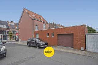 Deze charmante hoekwoning uit 1923 bevindt zich op een perceel van 181 m² en combineert authentieke elementen met hedendaags wooncomfort. De woning werd grondig vernieuwd in 2001 en is recent volledig herschilderd, waardoor ze instapklaar is. Dankzij de centrale ligging bevinden winkels, openbaar vervoer en andere voorzieningen zich op wandelafstand.<br /><br />Op het gelijkvloers vindt u een inkomhal, een ruime leefruimte met authentieke massieve plankenvloer en een eerste slaapkamer met ensuite badkamer voorzien van ligbad, douche, dubbele lavabo en toilet. Verder beschikt de woning over een ingerichte keuken met aanpalende berging en een apart gastentoilet. De kelder biedt extra bergruimte. De ruime inpandige garage met elektrische sectionale poort en wasplaatsvoorzieningen vormt een belangrijke troef.<br /><br />Op de eerste verdieping bevinden zich twee ruime slaapkamers, een tweede badkamer en een sfeervolle zolderkamer open tot in de nok, ideaal als bureau, hobbyruimte of extra slaapkamer.<br /><br />Buiten geniet u van een aangenaam en zonnig terras met plantenborder, een fijne plek om tot rust te komen.<br /><br />Daarnaast bestaat de mogelijkheid om 5 extra garageboxen aanpalend aan de woning aan te kopen. Deze zijn niet inbegrepen in de vraagprijs.<br /><br />Bent u op zoek naar een ruime, karaktervolle en instapklare woning in het hart van Oudenburg? Vraag dan vandaag nog uw bezoek aan!