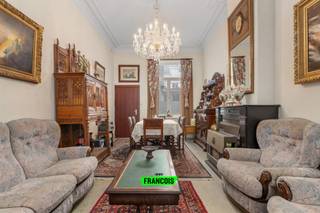 Unieke rijwoning “Villa Carmen” in het hart van Blankenberge, op een steenworp van het strand, het bruisende centrum en het openbaar vervoer. <br /><br />Deze charmante bel-etagewoning combineert een centrale ligging met een authentiek karakter. Villa Carmen wordt gekenmerkt door grote raampartijen die zorgen voor een overvloed aan natuurlijk licht, evenals prachtige hoge plafonds die elke ruimte een ruimtelijk en statig gevoel geven. Typische elementen van de bel-etage, zoals de verhoogde leefruimte en de karaktervolle gevel, dragen bij aan de unieke uitstraling van deze woning. <br /><br />De woning omvat vier ruime slaapkamers en biedt een functionele indeling met tal van mogelijkheden om je eigen stijl en smaak toe te voegen. Bovendien heeft het huis een volledige kelder, wat extra opslagruimte of inrichtingsmogelijkheden biedt, afhankelijk van uw behoeften. Het huis is al voorzien van dubbele beglazing.<br /><br />
