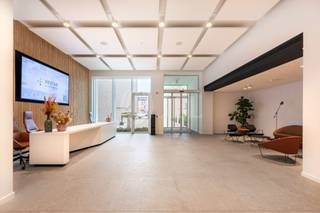 Hoogwaardig gerenoveerd kantoorcomplex van ca. 2.736 m² te huur op de Papyrus-site in Antwerpen. Flexibel indeelbaar en voorzien van...