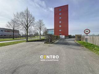 <u><strong>INDELING:</strong></u><br /><em><strong>Gelijkvloers:</strong></em><br />Eigen aparte ingang - polyvalente kantoorruimte, momenteel ingedeeld in een 16-tal burelen/vergaderruimten/archiefruimten, alle wanden zijn verwijderbaar - keuken - sanitair m/v.<br /><br /><u><strong>AFWERKING:</strong></u><br />Bevloering in vasttapijt - muren bepleisterd en geschilderd - systeemplafonds met ingewerkte spots, verluchtingsroosters, rookdetectoren én sprinklersysteem - dubbele beglazing met ALU-schrijnwerk - stopcontacten en internetaansluitingen (wand -en vloerdozen) - alarm - airco.<br /><br /><u><strong>RANDACCOMODATIE en DIENSTEN inbegrepen:</strong></u><br />- gebruik van gemeenschappelijke parking (achteraan 150 wagens) en bezoekersparking vooraan + fietsenstalling + laadpalen beschikbaar.<br />- gebruik van gemeenschappelijke vergaderzalen (mits beschikbaarheid en reservatie) en imposante onthaalruimte met zetels/tafels etc.<br />- gebruik van centrale toiletten en toiletten voor mindervaliden in de lobby<br />- alle ICT-infrastructuur in het serverlokaal in de kelder<br />- afvalophaling<br />- inbraakalarm, brandalarm en toegangscontrole via badgesysteem<br />- onderhoud van de gemeenschappelijke delen en tuin<br />- verwarming en koeling van de terbeschikking gestelde ruimten<br />- verbruik elektriciteit en water<br />- brandverzekering huuraansprakelijkheid<br />- onroerende voorheffing<br /><br /><u><strong>LIGGING:</strong> </u><br />Zeer vlotte verbinding met autosnelweg en het openbaar vervoer, onmiddellijke verbinding naar de A19.<br /><br /><u>*Opmerkingen:</u><br />- Prijzen exclusief 21% btw (volledig recupereerbaar voor btw-plichtige !) en poetsfirma.<br />- Gemeenschappelijke eetruimte op gelijkvloers in de centrale inkomhal. Tevens restaurant aanwezig !<br />- Onze referentie op <strong>www.centro.be</strong> <strong>O0050-0</strong> of bel ons op <strong>050 70 01 02</strong><br /><br /><strong>CENTRO | BEDRIJFSVASTGOED</strong> is reeds 25 jaar <u>gespecialiseerd in de bemiddeling van commercieel- en bedrijfsvastgoed</u> in West- en Oost Vlaanderen.<br /><strong>Wilt u ook weten hoeveel uw bedrijfsgebouw waard is?</strong><br />Contacteer ons vrijblijvend voor een marktconforme waardebepaling van uw pand. <br />
