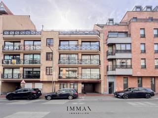 Ce bel appartement meublé bénéficie d'un emplacement central à Knokke, à proximité de la plage et de la Lippenslaan.Composition : hall d'entrée avec...