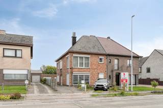Welkom in Wetteren!<br />Op zoek naar een unieke kans om jouw woondroom waar te maken? <br /><br />Dit prachtige huis – opgedeeld als een aantrekkelijk 2 unit appartementsgebouw – combineert alle troeven voor comfortabel wonen op een topligging aan de Oordegemsesteenweg 171. <br /><br />Betreed de ruime inkomhal en ontdek een volledig instapklare woning met een bewoonbare oppervlakte van 160 m² en maar liefst 4 uitnodigende slaapkamers gelijk verdeeld over 2 appartementen. <br /><br />Elk appartement is in het bezit van een stijlvolle badkamer die privacy en comfort voor elk gezinslid garanderen.<br /><br />Dankzij de open leefruimte met veel lichtinval is het hier heerlijk vertoeven in zowel het gelijkvloersappartment alsook het 1ste verdiepingsappartement. <br /><br />Geniet samen van zonnige dagen op het magnifieke gelijkvloersterras of organiseer zomerse barbecues in de royale tuin van maar liefst 300 m². <br /><br />De totale grondoppervlakte bedraagt 596 m², een ware oase voor kinderen of huisdieren. <br /><br />Parkeren is geen zorg dankzij een ruime oprit met elk daarbijhorend een garagebox; ideaal voor fietsen, tuingereedschap of extra opslag. <br /><br />De ligging is uitstekend: nabij scholen, winkels, openbaar vervoer en met vlotte verbinding naar steden als Gent en Lokeren. <br /><br />Deze unieke opbrengstwoning is te koop voor slechts €400.000 – een buitenkans voor wie ruimte, comfort of een goede investering zoekt op een uitstekende locatie. <br /><br />Ben je klaar om hier jouw nieuwe thuis te vinden? Plan vandaag nog een bezoek en laat je verrassen door de mogelijkheden die dit uitzonderlijke vastgoed te bieden heeft. <br />Dit is wonen in Wetteren met comfort en stijl!