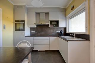 In het landelijke en rustige Pajottegem (Herne) bevindt zich deze vrijstaande woning op een perceel van 8are 60 ca, met tal van mogelijkheden voor wie op zoek is naar rust en een landelijk zicht.<br />De woning beschikt over een praktische en functionele indeling met momenteel twee volwaardige slaapkamers. De verdieping biedt bovendien de mogelijkheid om extra slaapkamers te creëren met reeds voorziene toegang. De woning is volledig onderkelderd, wat zorgt voor heel wat extra opslag- en bergruimte. Daarnaast beschikt ze over een garage met elektrische sectionaalpoort en ruime parkeermogelijkheden dankzij de oprit voor en naast de woning. De badkamer, keuken, gasverwarmingsinstallatie, elektriciteit werden recent vernieuwd.<br />Een bijkomende meerwaarde is de aanwezige paardenstalling met plaats voor drie paarden, ideaal voor dierenliefhebbers of wie nood heeft aan extra bergruimte. De zonnige veranda vormt dan weer een aangename uitbreiding van de leefruimte.<br />Op energetisch vlak beschikt de woning over een interessant verbeterpotentieel. Hoewel de woning momenteel een EPC-label F heeft en bijgevolg onder de renovatieverplichting valt, kunnen gerichte ingrepen de energieprestatie aanzienlijk verbeteren. Zo kan het aanbrengen van 12 cm PUR-dakisolatie, in combinatie met de plaatsing van zonnepanelen, reeds een belangrijke stap betekenen richting het vereiste EPC-label D. Deze maatregelen bieden de mogelijkheid om de energetische renovatie doelgericht aan te pakken, zonder noodzakelijk een totaalrenovatie te moeten uitvoeren. De exacte impact op het EPC-label dient nog te worden bevestigd via een energiesimulatie.<br />Een eigendom met potentieel, praktische troeven en uitbreidingsmogelijkheden op een landelijke locatie: contacteer Karin op 0468 12 68 62