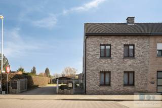 Op een centrale toplocatie te Kessel, bevindt zich deze goed onderhouden gezinswoning op mooi perceel van 671 m².Deze verrassend ruime HOB is gelegen...