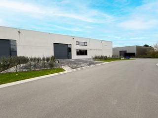 Nieuwbouw KMO-unit van 430 m² met 4 privatieve parkeerplaatsen te koop op een terrein van 585 m².<br />Gelegen op amper 900 m van de Vichtsesteenweg, met onmiddellijke verbinding naar de E17, exit Deerlijk.<br /><br />De casco opslagruimte (brandklasse C) biedt een vrije hoogte van 6 m, een automatische sectionale poort (4 m breed x 4,5 m hoog) met aparte toegangsdeur en raampartij, een lichtstraat en een polybetonvloer.<br /><br />De unit maakt deel uit van de gloednieuwe ontwikkeling “Reynaertsite”, waarvan reeds 95% verkocht is!<br />Nog slechts 2 units beschikbaar met oppervlaktes van 360 m² of 430 m².<br /><br />Geschikt voor productie, stockage en ambachtelijke activiteiten.<br />Onmiddellijk beschikbaar – wees er snel bij!<br /><br />Contacteer Henry Van Tornhout voor bijkomende inlichtingen of een vrijblijvend plaatsbezoek via +32 474 13 37 93 of via henry@kmovastgoed.be