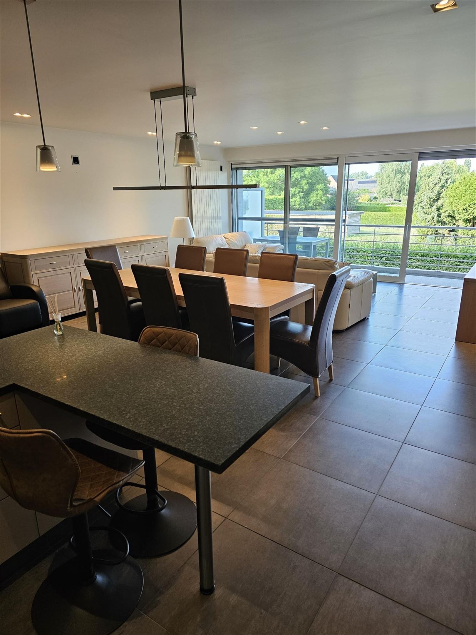 Luxueus afgewerkt, gemeubeld twee slaapkamer appartement met terras en garage. - foto 5