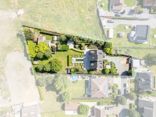 <p>Deze 5-slaapkamervilla met aangelegde tuin is gelegen aan het einde van een doodlopende straat in het groene Damme op een boogscheut van Brugge en Knokke.<br /><br />Indeling:<br />Gelijkvloers: inkomhal met gastentoilet, ruime leefruimte met zithoek en eetplaats, keuken met veel kastruimte en toestellen: gaskookplaat, oven, microgolfoven, vaatwas, koelkast, dampkap, spoelzone. Verder: bureau/gelijkvloerse slaapkamer.</p>
<p>Eerste verdieping: nachthal, slaapkamer met ensuite badkamer (ligbad met douche, dubbel lavabomeubel), 3 slaapkamers en badkamer (met douche en lavabomeubel).</p>
<p>Tweede verdieping: dressing/polyvalente ruimte.</p>
<p>Buiten: aangelegde voortuin met oprit, aangelegde achtertuin met o.a. vijver en beregeningssysteem, gemetselde tuinberging met zolder, serre</p>
<p>De woning scoort bijzonder goed qua energiezuinigheid dankzij z’n vloer-, muur- en zoldervloerisolatie, nieuwe centrale verwarmingsketel,.. Daarnaast is de woning voorzien van 2 regenwaterputten van elk 10.000l.</p>
<p>Uitrusting: alarm, bekabeling surroundsysteem, domotica, …</p>
<p>Van deze energiezuinige villa op 1886m² in rustige omgeving uw nieuwe thuis maken?</p>
<p>Contacteer Bonne Vastgoed 7 op 7 voor meer info via 0468/104040 of info@bonnevastgoed.be</p>