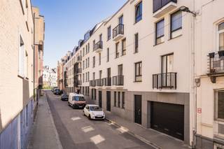 <p><span>Prachtig, recent 3 slaapkamer duplex appartement op de gelijkvloers en +1 verdieping, gelegen in een super goede locatie aan de Europese wijk. Ruime inkomhal met vestiaire welke uitgeeft op een grote, lichtrijke leefruimte met aansluitend een volledig ingerichte keuken met eethoek. Terras met aansluitende privétuin aan de achterzijde (+/- 50m²). Op de eerste verdieping, een nachthal met apart toilet. 2 slaapkamers (15m² & 12m²) met gedeelde douchekamer en een ruime master bedroom (26m²) alsook badkamer met ligbad en dubbele lavabo. Private kelder. Ruime parking plaats mee aan te kopen (+ € 35.000). Zeer goede ligging in een rustige straat, op wandelafstand van het openbaar vervoer, de Europese instellingen, Metro, winkels en restaurants.</span></p><p><span> </span></p>