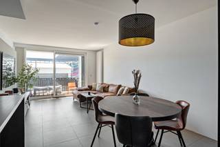 Instapklaar 2 slaapkamer appartement gelegen in een residentie gebouwd dd. 2008, het appartement werd gemoderniseerd in 2018. Inkomhal met gastentoilet, vestiaire en berging, woonkamer aan open keuken met kookeiland en voorzien van alle toestellen (Miele), terras badkamer (douche, ligbad en wastafel in meubel), 2 slaapkamers en balkon achteraan. Mogelijkheid tot aankoop van een ruime, ondergrondse garage.