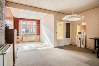 <br />In een rustige straat in Berchem bevindt zich deze te renoveren woning met een bewoonbare oppervlakte van ca. 139 m² en een mooie tuin.<br /><br />Dankzij de praktische indeling en de verschillende mogelijkheden biedt deze eigendom een uitstekende basis om een aangename thuis te creëren, volledig naar eigen smaak en wensen.<br /><br />Op het gelijkvloers vinden we de leef- en eetruimte, de keuken en de badkamer. De eerste verdieping omvat twee slaapkamers en een dressing, ideaal voor wie graag beschikt over extra ruimte en comfort.<br /><br />Een bijzondere troef is de zolderverdieping, die recent nieuw werd geïsoleerd. Deze ruimte biedt de mogelijkheid om een volwaardige derde slaapkamer te creëren.<br /><br />Achteraan geniet je van een mooie tuin, een aangename plek om tot rust te komen en buiten te genieten. In combinatie met de rustige ligging vormt dit een interessante opportuniteit voor wie op zoek is naar een woning met potentieel in Berchem.<br /><br />De woning beschikt over een EPC-label E en biedt mogelijkheden om bij verdere renovatiewerken ook de energieprestatie te verbeteren.