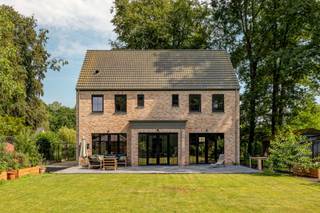 <p><strong>NIVEAU -1<br /></strong>Kruipkelder.</p>
<p><strong>NIVEAU 0<br /></strong>Inkomhal, voorzien van afzonderlijk gastentoilet.<br />Leefruimte 62m².<br />Open keuken, voorzien van alle toestellen.<br />Aanpalend bijkeuken/ wasplaats.</p>
<p>Verzorgde en zonnige tuin.</p>
<p><strong>NIVEAU +1<br /></strong>Nachthal, voorzien van afzonderlijk nachttoilet.<br />Hoofdslaapkamer 18m². En-suite nog af te werken badkamer en dressing.<br />2<sup>de</sup> slaapkamer 13m².<br />3<sup>de</sup> slaapkamer 13m².<br />2<sup>de</sup> badkamer, voorzien van douche en dubbele lavabo.</p>
<p><strong>NIVEAU +2<br /></strong>Zolder 50m² (geschikt voor uitbreiding mits het voorzien van een vaste trap).</p>
<p><strong>BIJZONDERHEDEN<br /></strong>Vloerverwarming via warmtepomp. PVC schrijnwerk voorzien van dubbele beglazing en draai/kiep ramen. 14 zonnepanelen. Ventilatiesysteem. Regenwaterput.</p>
<p><strong>BEWOONBARE OPPERVLAKTE<br /></strong>De vermelde “bewoonbare oppervlakte” is gebaseerd op de “bruto vloeroppervlakte” zoals vermeld in het EPB.<br /><br /><span><strong>POSITIEVE PUNTEN</strong></span><br />* Gelegen op een <strong>gunstige locatie</strong> (in een doodlopende straat, nabij de Vaart en de E10-Plas met hun fiets-en wandelmogelijkheden, nabij invalswegen,...). <br />* Recente en <strong>energiezuinige woning</strong> met zonnige <strong>tuin</strong>. <br />*<strong> Bevattelijk perceel </strong>naar <strong>onderhoud </strong>toe.</p>