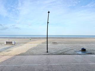 Mooi appartement gelegen op de eerste verdieping van de Residentie Estelle.  Indeling: inkomhal, ingerichte keuken, living met eetkamer, berging, afzonderlijk toilet, badkamer, twee slaapkamers met terras achteraan.  Gemeenschappelijke fietsenberging op het gelijkvloers.  Ref. Estelle 0102