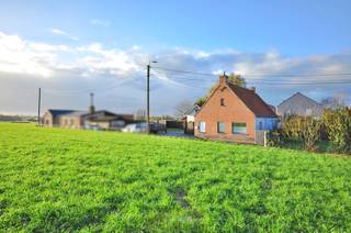Deze charmante woning geniet van een uitstekende locatie, die rust en comfort combineert. Landelijk gelegen met vanuit de keuken een prachtig zicht...