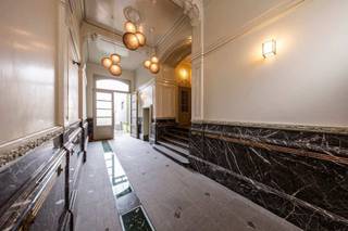 Ruim twee slaapkamer appartement in stijlvol gerenoveerde herenwoning!Een indrukwekkende, marmeren inkomhal leidt ons via een wenteltrap en/of lift...