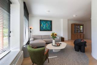 <p>Welkom in de Elsdonkwijk.<br />Een groene, residentiële buurt die al jaren tot de meest geliefde plekjes van Edegem behoort. Rustige straten, karaktervolle woningen en vooral: dat fijne gevoel van wonen net buiten de drukte.<br />En in één van deze straten, staat deze prachtige halfopen woning</p>
<p>In 2020 werd ze volledig, hoogwaardig gerenoveerd.<br />We komen binnen in een inkomhal met apart gastentoilet en vestiaire.<br />Via de stalen binnendeur ga je de leefruimte binnen.<br />Royaal, licht en gezellig met grote ramen. Het verlijmde parket en het maatwerk zetten meteen de toon.<br />Achteraan wacht de plek waar waarschijnlijk het grootste deel van het dagelijkse leven zal plaatsvinden: De leefkeuken.<br />Groot, open en gemaakt om rond dat royale eiland te leven. 's Ochtends een snelle koffie. Huiswerk terwijl er gekookt wordt. Vrienden die tijdens het aperitief allemaal rond het eiland verzamelen.<br />De keuken werd volledig op maat gemaakt, afgewerkt met marmer en uitgerust met Miele-toestellen, waaronder twee combi-ovens en een hogedrukstoomoven.<br />Voor wie graag kookt: gevaarlijk leuk.<br />Voor wie niet graag kookt: misschien begin je er hier vanzelf aan...</p>
<p>En dan is er nog een ruimte waarvan je pas beseft hoe fantastisch ze is wanneer je er woont.<br />De berging/garage.<br />Rechtstreeks verbonden met de keuken, de tuin en de oprit.<br />Fietsen binnenzetten? Boodschappen uitladen? Modderige schoenen die liever niet eerst een rondleiding door het huis krijgen?<br />Hier kan het allemaal.</p>
<p>De grote raampartijen trekken het buitenleven mee naar binnen. De polybeton loopt door richting tuin en zorgt voor een mooie verbinding tussen beide.<br />En de tuin, dat is een mooie, groene plek met veel privacy waar een lange tafel, een barbecue en een luie zondagmiddag perfect hun plaats vinden.<br /><br />We nemen de eiken trap naar boven.<br />Op de eerste verdieping bevinden zich drie slaapkamers en een prachtige badkamer.<br />Licht, rustig en mooi afgewerkt, met een ligbad, maatwerk badkamermeubel en een extra toilet.<br />De volledige tweede verdieping werd ingericht als een luxueuze master suite.<br />Een royale, bijzonder lichte slaapkamer, een dressing en een eigen ensuite badkamer vormen samen een heerlijk rustig toevluchtsoord.</p>
<p>En achter al dat moois zit minstens evenveel aandacht voor wat je niet meteen ziet.<br />De woning werd in 2020 grondig aangepakt: volledig vernieuwde dakconstructie, nieuwe binnendeuren, nieuwe trappen en doorgedreven maatwerk van Carl Helsmoortel.<br />Zelfs de berging kreeg vloerverwarming en de mogelijkheid om wasmachine en droogkast te plaatsen.</p>
<p>De woning is volledig onderkelderd.<br />Bergruimte genoeg dus voor koffers, kerstversiering, wijn en alle spullen waarvan je al drie jaar beweert dat je ze binnenkort gaat uitzoeken.<br />Dit is zo'n renovatie waarbij werd nagedacht hoe een huis echt gebruikt wordt.<br />Van de kelder tot het dak.<br />Van de keuken tot de tuin.<br />En precies daarom klopt het hier.</p>
<p><strong>Troeven</strong><br />- Residentiële ligging in de Elsdonkwijk<br />- Mooie halfopen bebouwing<br />- Volledige hoogwaardige renovatie in 2020<br />- Zeer ruime open leefkeuken met eiland<br />- Multifunctionele garage met rechtstreekse toegang tot keuken en tuin<br />- 4 kamers<br />- Volledige masterverdieping met dressing en ensuite badkamer<br />- Mooie tuin<br />- Maatwerk doorheen de woning<br />- Volledig vernieuwde dakconstructie<br />- Kelder<br />- Vernieuwde oprit en riolering<br />- Vraagprijs is richtprijs</p>