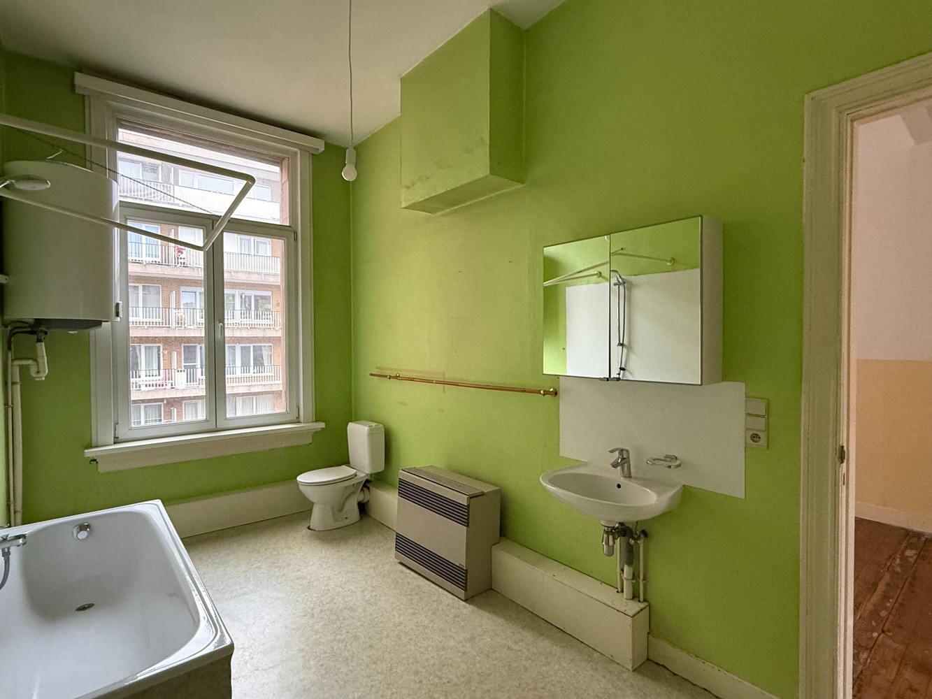 Te renoveren herenwoning met ontzettend veel potentieel en charme. - foto 4