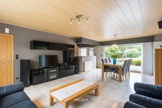 BEZOEKMOMENT WOENSDAG 16/9 TUSSEN 15U00 EN 19U00. INSCHRIJVEN KAN VIA ONZE WEBSITE.<br /><br />Bent u op zoek naar een verzorgde en zeer aangename woning met drie slaapkamers, veel lichtinval en een ruime tuin? Dan is deze prachtige woning in de Walbogaard 15 te Temse zeker een bezoek waard!<br /><br />De woning is gelegen in een rustige en aangename woonwijk, terwijl u toch geniet van een vlotte bereikbaarheid naar het centrum van Temse en de belangrijkste verbindingswegen. Ook winkels, scholen, openbaar vervoer en andere dagelijkse voorzieningen bevinden zich op korte afstand.<br /><br />Bij het betreden van de woning komt u terecht in de inkomhal, die toegang biedt tot de verschillende ruimtes. De leefruimte vormt een bijzonder aangename plaats om te vertoeven. Dankzij de grote raampartijen geniet u hier van een bijzonder mooie natuurlijke lichtinval, wat zorgt voor een ruimtelijk en aangenaam gevoel.<br /><br />Een absolute troef van deze woning is de grote tuin met zuidwestelijke oriëntatie. Het terras en de tuin genieten hierdoor van een zeer aangename zonligging, ideaal om na een lange werkdag heerlijk te ontspannen, gezellig te tafelen of volop te genieten van het buitenleven.<br /><br />Verder beschikt de woning over drie volwaardige slaapkamers en een badkamer. Er is bovendien voldoende bergruimte aanwezig, wat bijdraagt aan het praktische karakter van de woning.<br /><br />Technisch verkeert de woning eveneens in een goede staat. Zo beschikt ze over een EPC-label B en is de elektrische installatie conform.<br /><br />Troeven:<br />3 slaapkamers<br />Zuidwestgerichte tuin en terras<br />Rustige en aangename woonwijk<br />EPC-label B<br />Elektrische keuring conform<br /><br />Bent u op zoek naar een mooie, lichtrijke woning met een ruime tuin op een rustige locatie in Temse? Dan is deze woning absoluut een bezoek waard!
