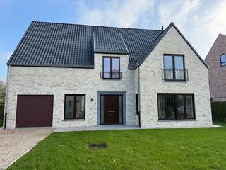 Deze instapklare woning bevindt zich op een ruim perceel van maar liefst 1.154 m² en biedt een uitstekende ligging in het hart van Afsnee. Bij...