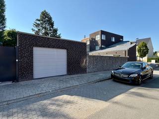 Deze TRENDY NIEUWBOUW (2016), zich bevindend op een hoekperceel van 331m², is ingeplant vlakbij het natuurreservaat Bourgoyen en biedt een uitstekende verbinding naar R4/E17/E40. Deze luxueus afgewerkte eigendom (140m²) beschikt tevens over een zonnige tuin (116m²) met bijhorende dubbele garage / magazijn (75m²) voorzien van laadpaal (Smappee) en 18 zonnepanelen (7380 Wp)! Het gelijkvloers (125m² binnenafmeting) omvat: inkomhal met vestiaire (9m²), gastentoilet (2m²), technische berging / wasplaats (17m²), centrale traphal (8m²), riante en lichtrijke leefruimte (65m²) grenzend aan de ingerichte luxe-keuken (18m²) met praktische berging (6m²)! Op het 1ste verdiep (65m²) bevindt zich de traphal met overloop (10m²), apart toilet (3m²), inloopdressing (20m²) met annex master bedroom (20m²) en een moderne badkamer (12m²). Het 2de verdiep (45m²) omvat nogmaals de traphal (10m²), toiletruimte (3m²) en 2 aangename slaapkamers (20m² / 12m²)! TROEVEN: veel inbegrepen maatwerk (inbouwkasten / gordijnen / designverlichting), overal hoogrendementsglas 1.0 & vloerverwarming via warmtepomp (gascondensatieketel als bijverwarming), elektrische installaties conform AREI, uitstekend geïsoleerd, ventilatiesysteem type C, gescheiden riolering alsook aanwezigheid van regenwaterput (15.000l), waterverzachter, videoparlofonie, alarm- en rookinstallatie, digitale tellers en Proximus Fibernet! BEL 0495/265 333 voor bezoek - UNIEKE BUITENKANS!