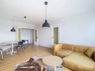 Dit verzorgde volledig ingerichte appartement bevindt zich vlakbij het bruisende Zurenborg met leuke cafés en het Boelaerpark voor een aangename wandeling. U betreedt het appartement via de inkomhal (ca.7m²) die voorzien is van kastruimte. De lichtrijke woonkamer (ca.34 m²) biedt een open zicht over Zurenborg. De aparte keuken (ca.9 m²) is voorzien van een inductievuur, oven, koelkast en daarnaast voldoende kastruimte. De keuken biedt toegang tot het terras (ca.4m²). De badkamer (ca.5m²) is voorzien van een dubbele lavabo en een ligbad, hier bevindt zich een wasmachine en droogkast. De nachthal (ca.6 m²) is voorzien van een vestiairekast en biedt toegang tot de 3 ruime ingerichte slaapkamers (16-11-11 m²).<br />Het appartement is voorzien van alle comfort en volledig bemeubeld.<br />Apart gastentoilet. Privatieve kelderberging. Ondergrondse staanplaats verplicht te huren aan 75 euro. Maandelijkse kosten 170 euro inclusief verwarming en water. Op wandelafstand van het station (Antwerpen-Berchem). Beschikbaar vanaf 1 december. Korte termijn verhuur tot 31 augustus 2026.
