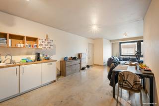 Instapklaar appartement gelegen op de 3de verdieping bestaande uit: woonkamer (natuurstenen vloer) - salon met aansluitende open ingerichte keuken, nachthal, badkamer met toilet en 2 slaapkamers.<br /><br />Berging op de gelijkvloerse verdieping en gemeenschappelijke fietsenstalling.<br /><br />Troeven?<br /><br />+ Kwalitatieve materialen;<br />+ Dubbel glas in alu;<br />+ Verhuurd sinds 2018;<br />+ Lift aanwezig.<br /><br />EPC label C<br /><br />Benieuwd naar dit pand of een andere eigendom? www.coventa.be – 051 222 051