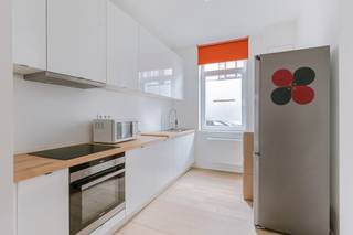 Welkom in de Vlierstraat 65, een rustige straat op korte afstand van het bruisende centrum van Gent. Dankzij de gunstige ligging geniet u hier van een aangename woonomgeving met winkels, scholen en openbaar vervoer in de directe nabijheid.<br /><br />Deze instapklare stadswoning is gelegen op een perceel van 163 m² en biedt een bewoonbare oppervlakte van 138 m². Via de inkomhal betreedt u de woning met een lichtrijke leefruimte en een praktische indeling. Aansluitend bevindt zich de keuken en de badkamer, uitgerust met de nodige voorzieningen, evenals een apart toilet.<br /><br />Op de verdiepingen vindt u drie ruime slaapkamers en een extra kleinere kamer, ideaal als bureau, dressing of kinderkamer.<br /><br />Buiten beschikt de woning over een aangename tuin, perfect om te ontspannen. Daarnaast zijn er extra troeven zoals een regenwaterput en een septische put.<br /><br />De woning wordt verwarmd via aardgas en elektriciteit. De elektriciteit is conform en met een gunstig EPC-label B is deze woning bovendien energiezuinig. Ook asbest is niet aanwezig, wat bijdraagt aan het zorgeloze karakter van deze eigendom.<br /><br />Kortom, een ideale woning voor wie op zoek is naar een comfortabele en energiezuinige thuis in Gent.<br /><br />Interesse? Contact via 0471 65 25 34 of info@vicusvastgoed.be voor een bezoek.