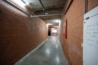 In de centraal gelegen Bel-époque wijk te Oostende op zucht van stadhuis en shopping vindt u deze gesloten garagebox in dit kleinschalig parkeercomplex terug. <br /><br />Ideaal als investering, stockageruimte of gewoon goedkoop en reglementair parkeren in Oostende.<br /><br />Maak nu uw afspraak via eva@vastgoedvanhoye.be of bel 059/43.43.00.