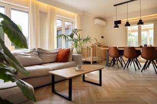 In de www.stasegemsesteenweg178.be (url kopiëren en plakken indien doorklikken niet lukt) in Harelbeke stellen we jou graag deze mooie woning voor. De woning werd destijds heel kwalitatief gebouwd, goed onderhouden en wanneer nodig gerenoveerd. Twee jaar terug kocht Thomas de woning en zo kreeg de woning een hedendaagse touch. Nu hij samen met z'n gezinnetje verhuist naar z'n roots komt de woning terug te koop. Er zijn 4 slaapkamers, een lichtrijke living, mooie keuken, voldoende berging, dubbele garage en een onderhoudsvriendelijke tuin. En het natuurdomein de Gavers ligt om de hoek!<br /><br />HOMERUN: Op zondag 4 oktober ben je van harte welkom op de Homerun van deze woning. Via www.stasegemsesteenweg178.be kan je een afspraak inplannen. Eveneens via de website verneem je veel meer, zoals een uitgebreide omschrijving, foto's, 360° rondgang, documenten, … <br /><br />KICK-OFF PRIJS: De vermelde prijs is een Kick-Off prijs waarop een eenmalig bod kan uitgebracht worden (zowel boven als onder de Kick-Off prijs). Dankzij het kwaliteitslabel van Henry Houser ben je zeker dat de biedingen correct verlopen zonder dat er een opbodspel gehouden wordt!<br /><br />EXTRA BEZOEK: Mocht je op 4/10 niet vrij zijn, geef dan gerust een belletje om een afspraak in te plannen op een ander moment. En wees gerust ... iedereen, van de eerste tot de laatste bezoeker, heeft evenveel kans om een eenmalig bod uit te brengen! <br /><br />Groeten, Hendrik