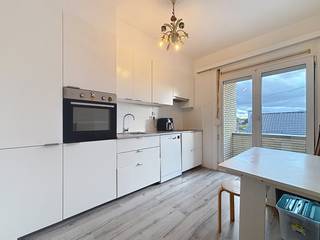 Dit appartement is gelegen in het centrum van Sint-Niklaas.<br />Op de derde verdieping (rechts) van een kleinschalig gebouw en beschikt over volgende indeling:<br /><br />Via de inkomhal kom je in de lichtrijke leefruimte, die aansluit op de aparte keuken.<br />Verder beschikt het appartement over<strong> twee slaapkamers,</strong> een badkamer met inloopdouche en lavabomeubel en een apart toilet.<br />Een extra troef zijn de<strong> twee terrassen</strong>.<br />Daarnaast hoort er bij het appartement een privatieve kelderberging voor extra opbergruimte en een garage voor het veilig parkeren van je wagen.<br />Het gebouw beschikt niet over een lift dus je kan aan jouw conditie werken.<br /><br />PVC ramen met dubbel glas en centrale verwarming op gas.<br />Bron bewoonbare oppervlakte : EPC - certificaat<br />Renovatieverplichting residentiële gebouwen van toepassing. Meer info: https://www.vlaanderen.be/een-huis-of-appartement-kopen/renovatieverplichting-voor-residentiele-gebouwen<br /><br />Een ruim en verzorgd appartement op een gunstige ligging in Sint-Niklaas, vlakbij winkels, openbaar vervoer en belangrijke invalswegen.<br />Tevens interessant als investering.<br />Interesse? Contacteer ons vandaag voor een bezoek.<br /><br />Ben je ook van plan jouw eigendom te verkopen? Maak een afspraak voor een gratis schatting, wij maken er samen een succesverhaal van.<br />