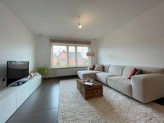Deze zeer ruime lichtrijke duplex op wandelafstand van het centrum voorziet in een grote leefruimte met open volledig ingerichte keuken uitgestrekt over de volledige bouwdiepte met directe toegang tot het zonnige terras. Verder is er een ruime technische berging met ingemaakte kasten en een apart toilet. Op de verdieping zijn er twee ruime slaapkamers, badkamer met dubbele spoelbak en inloopdouche, berging en zolderberging.<br />Aparte garage inbegrepen.<br />Geen lift. Geeen gemeenschappelijke kosten.<br />Vrij vanaf 1 december 2026.<br />Info/plaatsbezoek 0473/245102 of info@vandenvonder-decat.be.