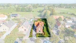 Aan de rand van De Pinte vinden we deze verrassend ruime woning met multifunctioneel atelier en zicht over de achterliggende velden!