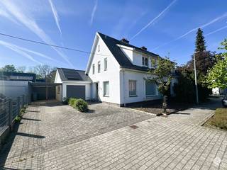Charmante woning in het hart van Buggenhout Deze goed onderhouden woning is ideaal gelegen in het centrum van Buggenhout en combineert comfort met...