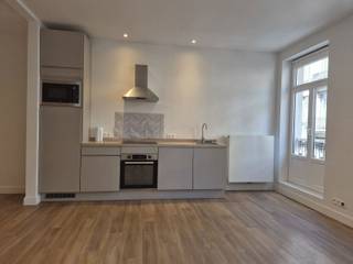 Wij stellen u dit mooie appartement van ±42m² bruto volgens EPC voor, volledig gerenoveerd enkele jaren geleden, gelegen in een karaktervol gebouw,...