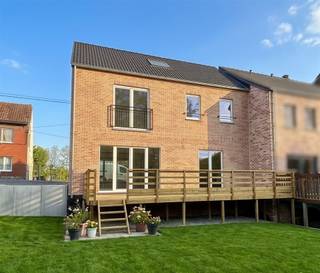 Clabecq, dans une petite rue résidentielle calme, grande maison neuve clé sur porte basse énergie disponible à l'acte ! Maison 3 façades avec...