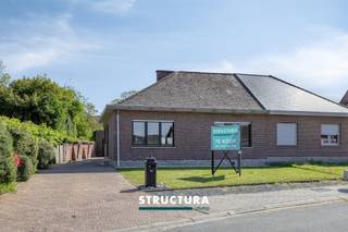 Op zoek naar comfortabel wonen op één niveau in een rustige, residentiële omgeving? Deze verzorgde gelijkvloerse woning is ideaal gelegen nabij het centrum van Steenhuffel (Londerzeel) en biedt een aangename combinatie van ruimte, licht en functionaliteit. Gelegen op een perceel van 5a 31ca geniet u hier van een mooie tuin en alle dagelijkse voorzieningen binnen handbereik.IndelingDeze gelijkvloerse woning biedt alle comfort op één niveau en verwelkomt u via een ruime inkomhal met gastentoilet. Verder beschikt de woning over een lichtrijke woonkamer, een aparte keuken en een praktische wasberging met toegang tot de zolder, waar nog mogelijkheden zijn tot uitbreiding. De nachthal leidt naar drie volwaardige slaapkamers en een badkamer uitgerust met ligbad, douche en dubbele wastafel. Buiten geniet u van een tuin met terras. Achteraan bevindt zich een ruime garage met plaats voor twee wagens en een bijkomende berging.Karakteristieken- Rustige ligging nabij het centrum- Gelijkvloers wonen met optimaal comfort- Garage voor twee wagens- Ruime zolder met extra bergruimte- Instapklare woning- Vrij bij akte- Bestuursmaatregelen in het maatregelenregister: neeEen ideale woning voor wie op zoek is naar comfort, rust en praktisch wonen op een centrale ligging. Interesse? Contacteer ons vandaag nog voor een bezoek via 02 460 80 46 of info@structura.be